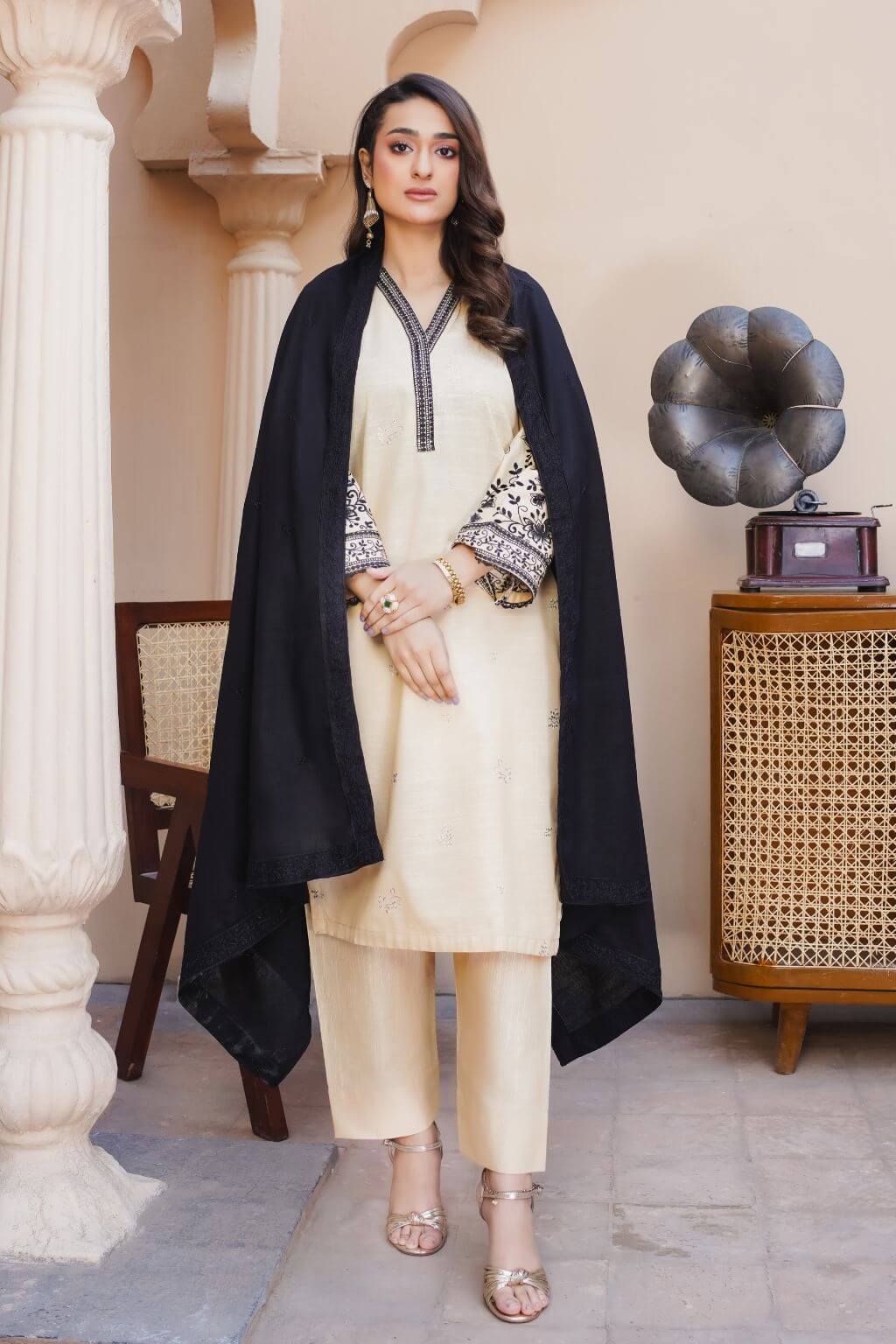 Layla 4 winter khaddar 3-piece suit with embroidered shirt, embroidered dupatta, and plain trousers. Nishaq warm wear.