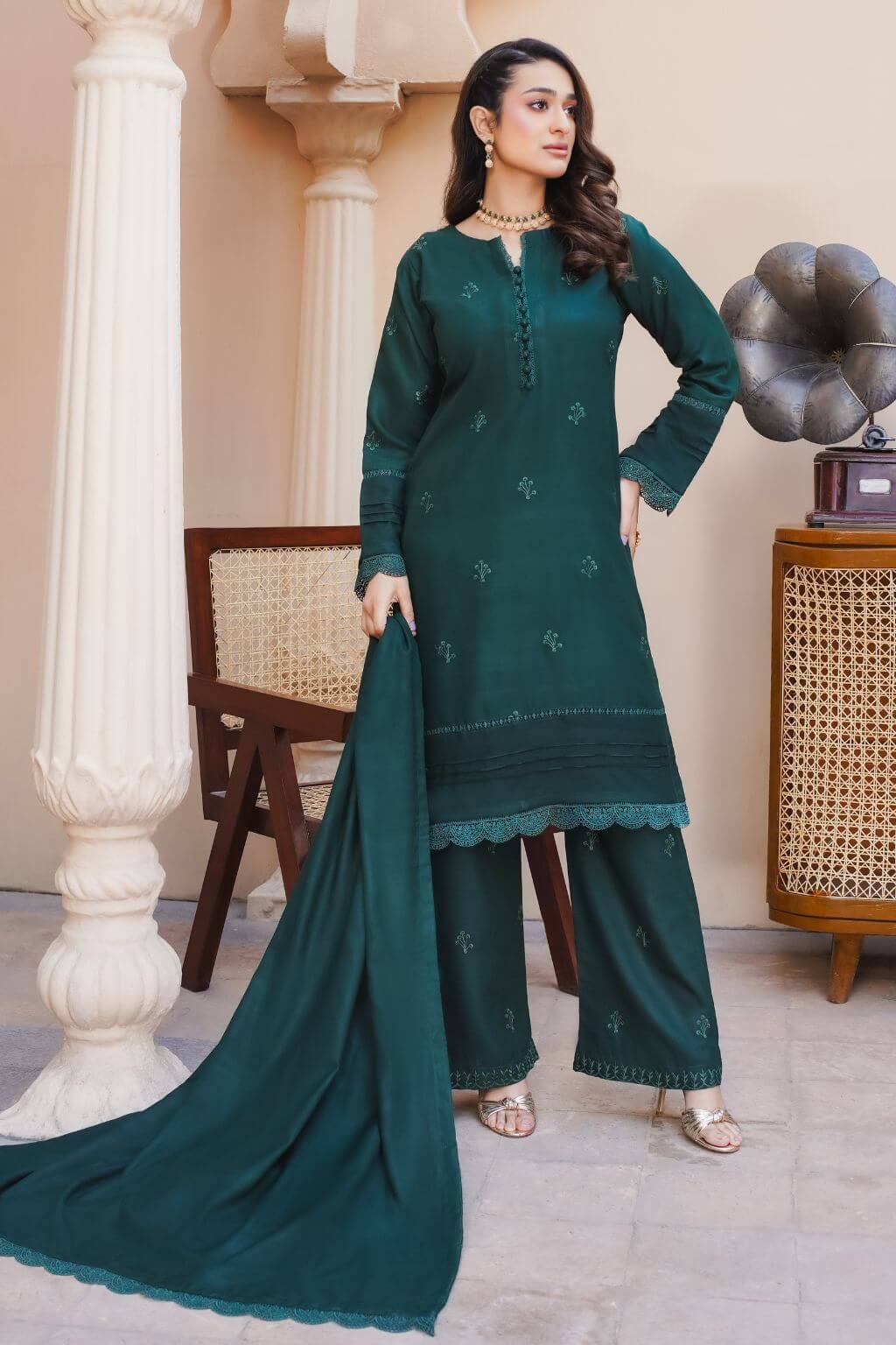 Mehr 10 dhanak 3-piece ready to wear winter suit with lace embroidered shirt, lace dupatta, and embroidered trousers. Nishaq.